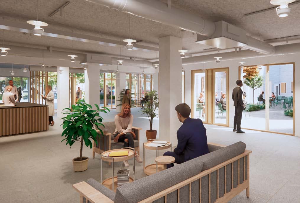 Entréhall med en receptionsdisk klädd i trälameller, en sittgrupp med grå soffa och fåtöljer i ljust trä, och krukväxter. Genom glasdörrarna syns en uteplats med gröna stolar.
